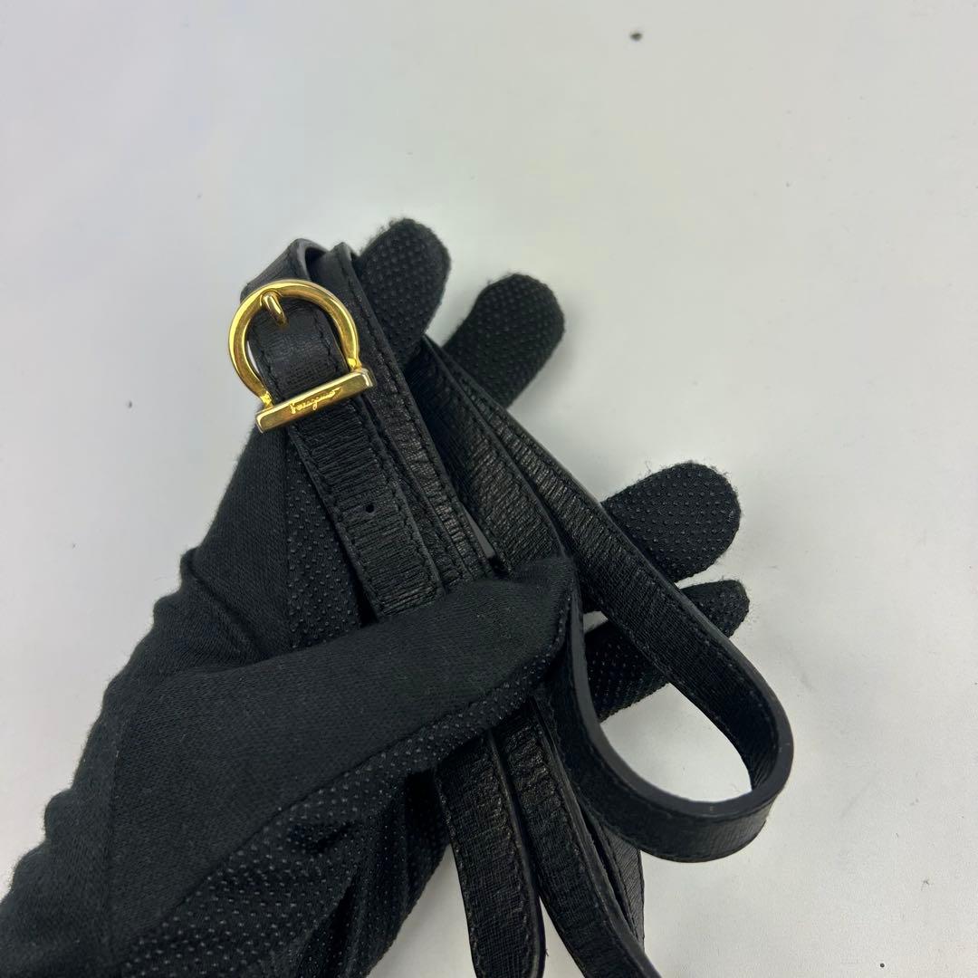 【美品】フェラガモ　ショルダーバッグ　レザー　フラップ　ターンロック　金具　黒