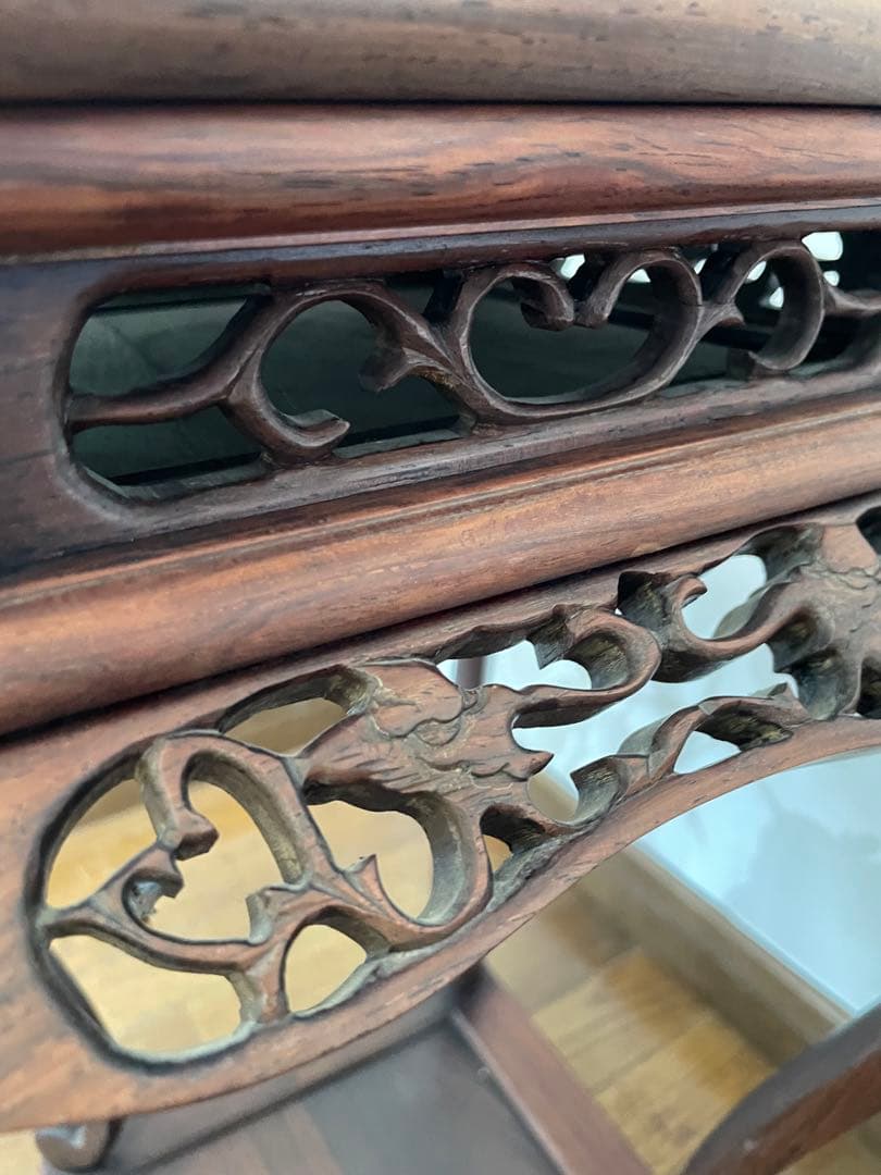 木製彫刻サイドテーブル 飾り棚 彫刻 唐木無垢材 猫脚 透かし彫刻彫り 高卓