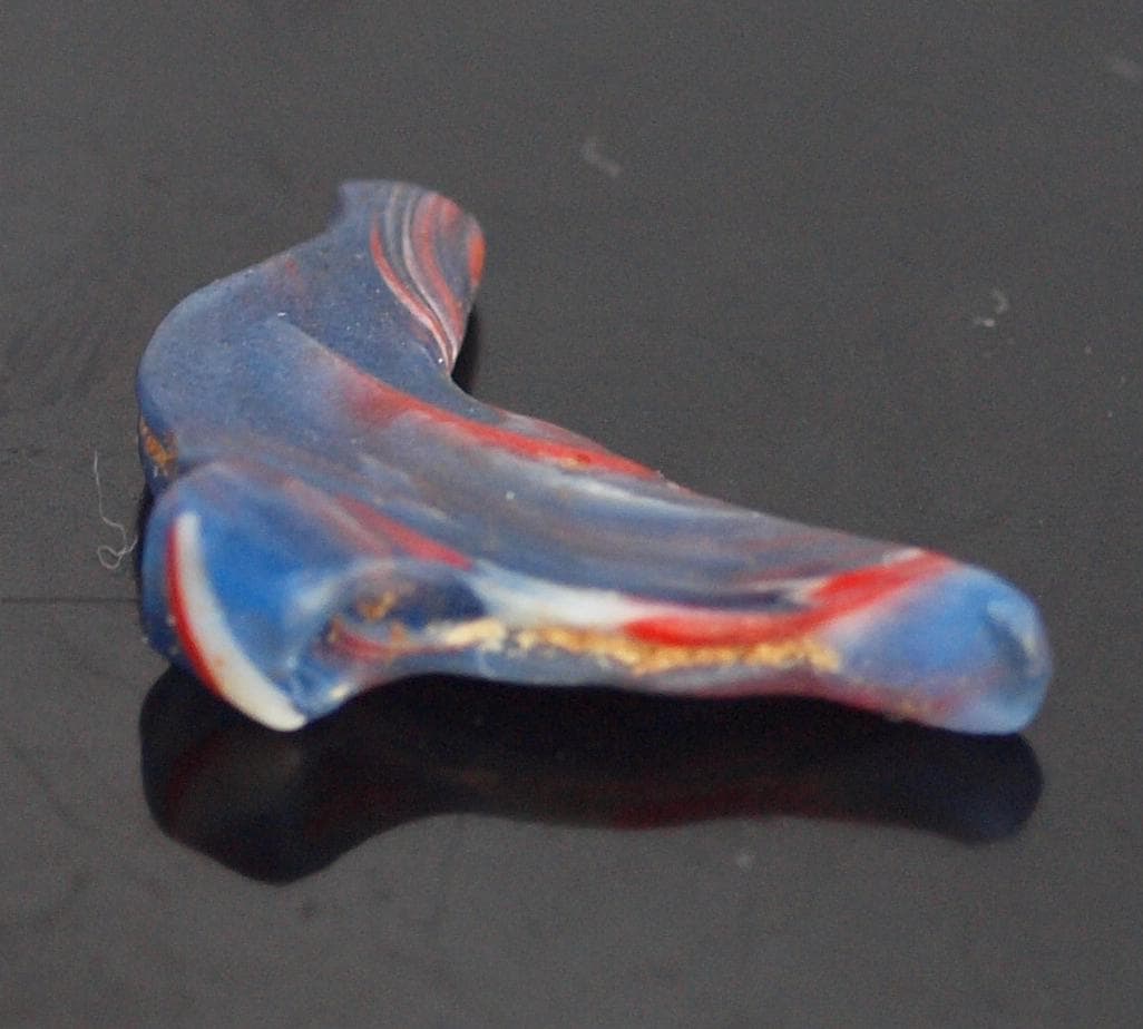 クリアな青など多色ガラス折込、平板状の鳥玉、イスラム期の