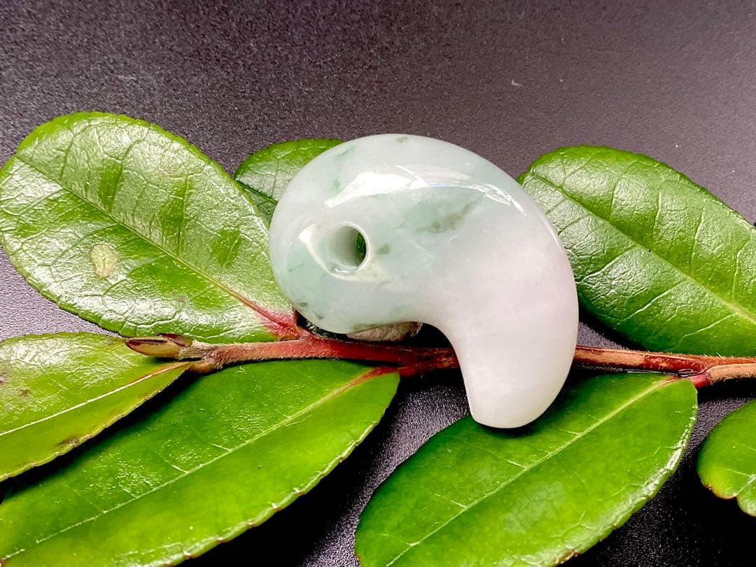 ✳摩訶不思議パワー 天然翡翠 淡いラベンダー色 糸魚川翡翠勾玉 本物を鑑別