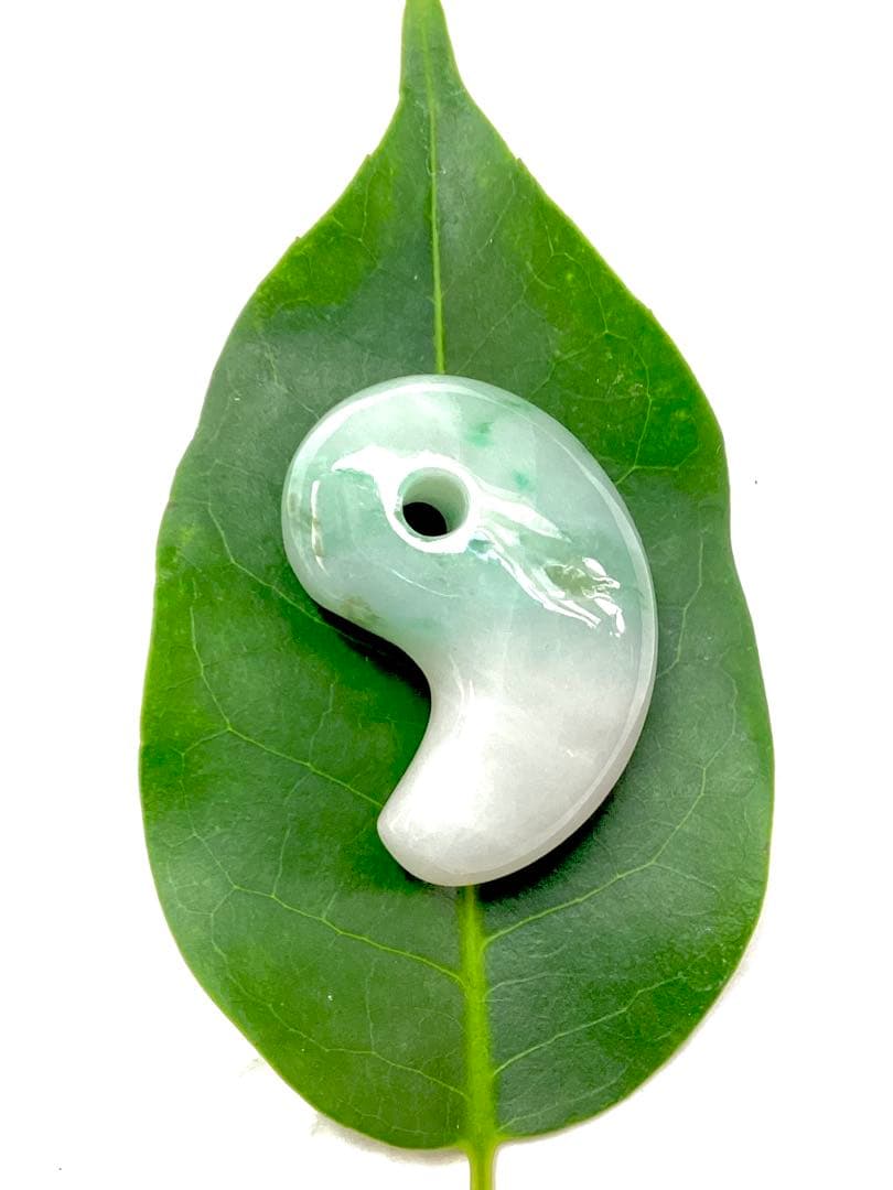 ✳摩訶不思議パワー 天然翡翠 淡いラベンダー色 糸魚川翡翠勾玉 本物を鑑別