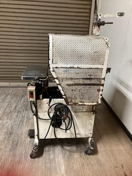 TOM 自動紐掛機 瓶の掛紙 山田機械工業｜結束機の