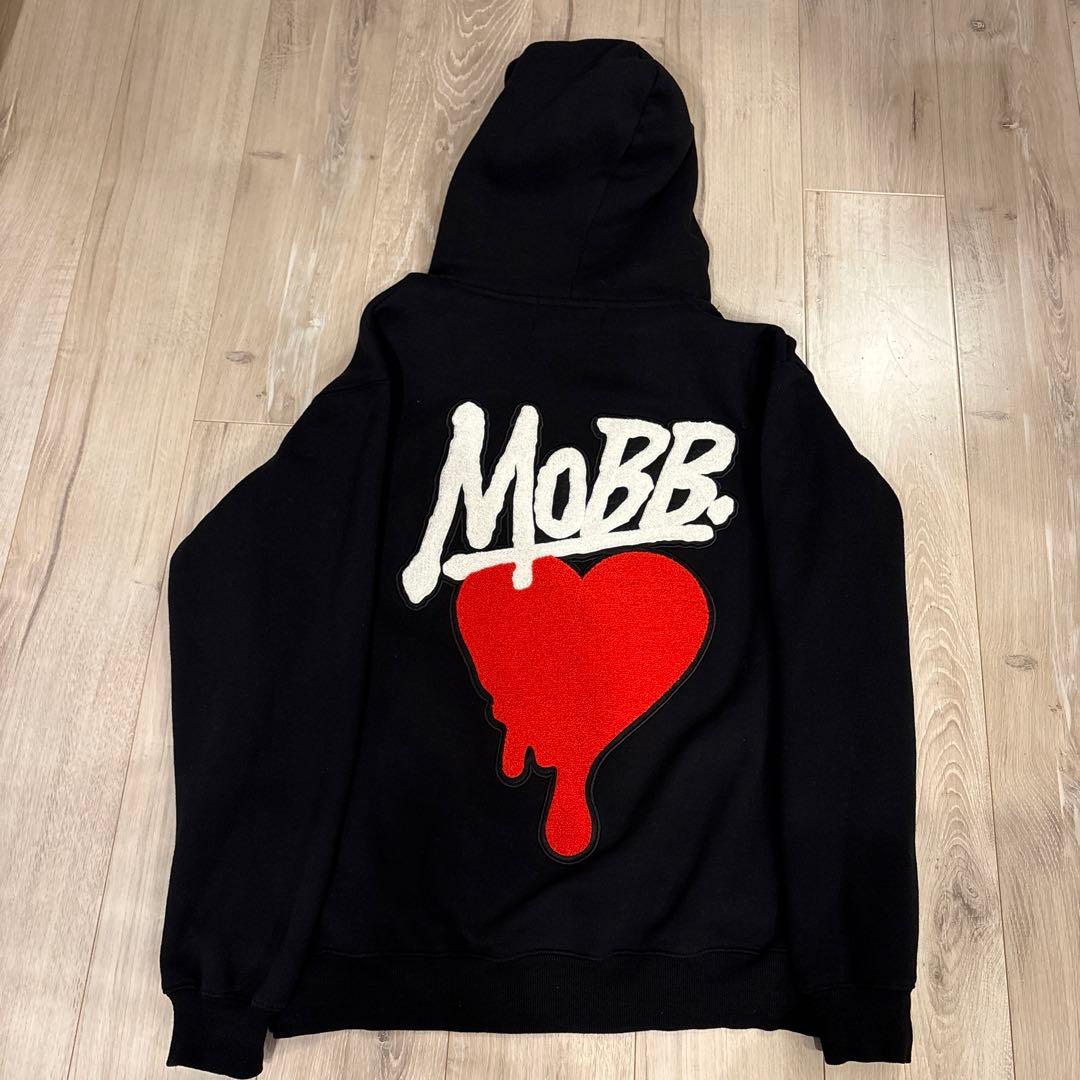 MOBB とハートの刺繍　ブラックフードパーカー（Mサイズ）