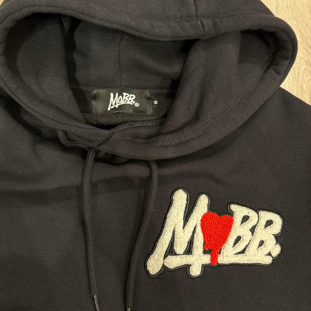 MOBB とハートの刺繍　ブラックフードパーカー（Mサイズ）