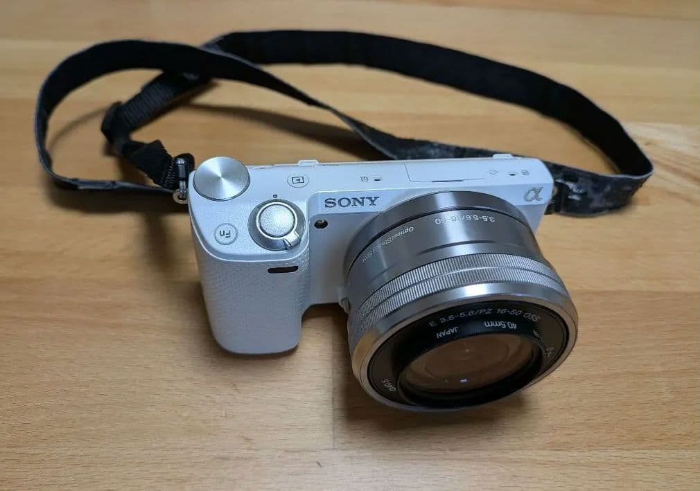 SONY α ミラーレス一眼カメラ 本体とバッテリー 光学式ボディ内手ブレ補正と大容量バッテリーを搭載したコンパクト軽量