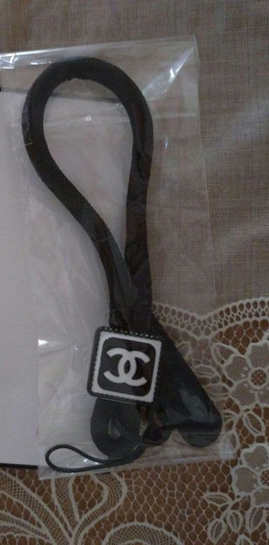 新品未使用ノベルティシャネルCHANEL黒ナイロン携帯ストラップログ入