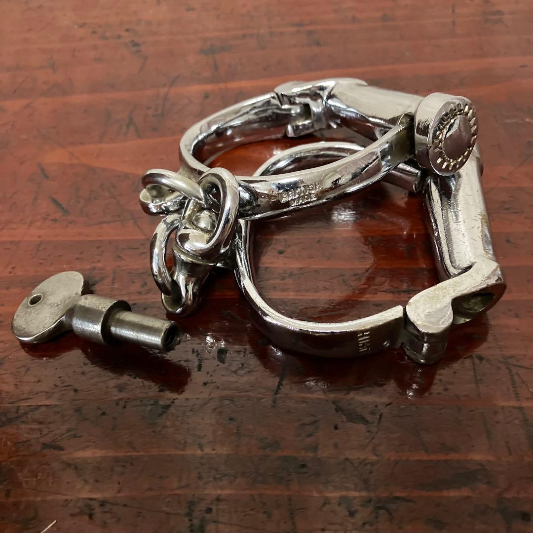 イギリス「HIATT」社のビンテージステンレス製ハンドカフ 鍵付き