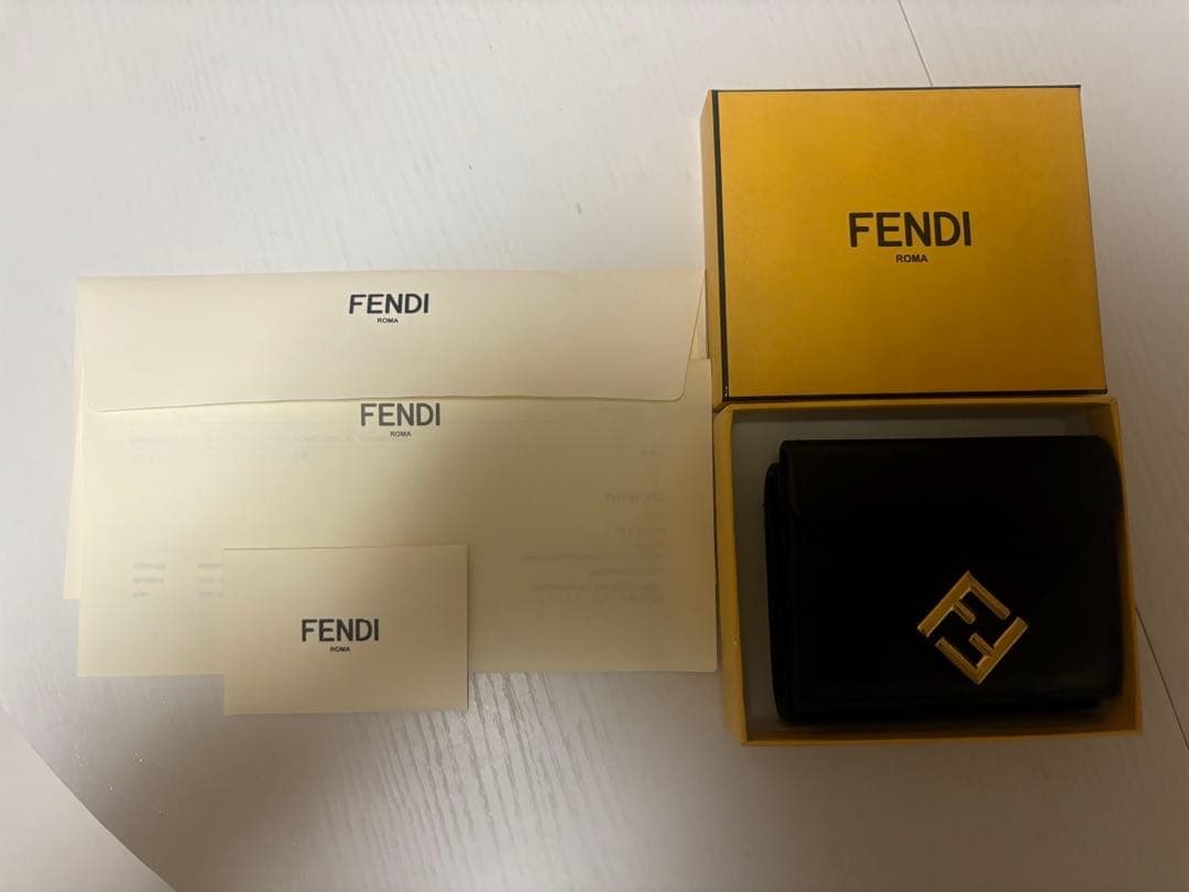 【国内正規品】FENDI ブラックレザー ミニ財布 FENDI 二つ折り財布 購入 ブラック フェンディ FENDI 二つ折り財布 黒