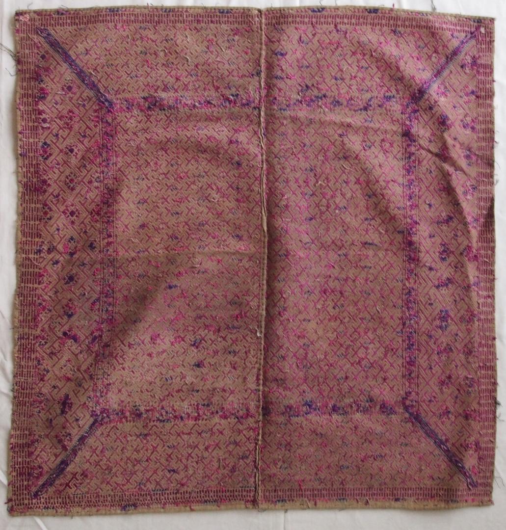 艶のある紫で卍・雷紋などを描く、中国チワン族の2