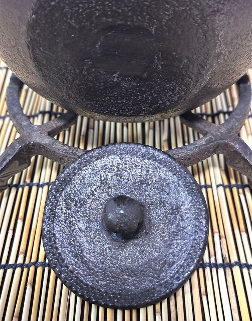 新品、供箱等付属品付　南部藤枝工房　藤枝　昌行作１２型アラレ　南部鉄瓶　南部鉄器