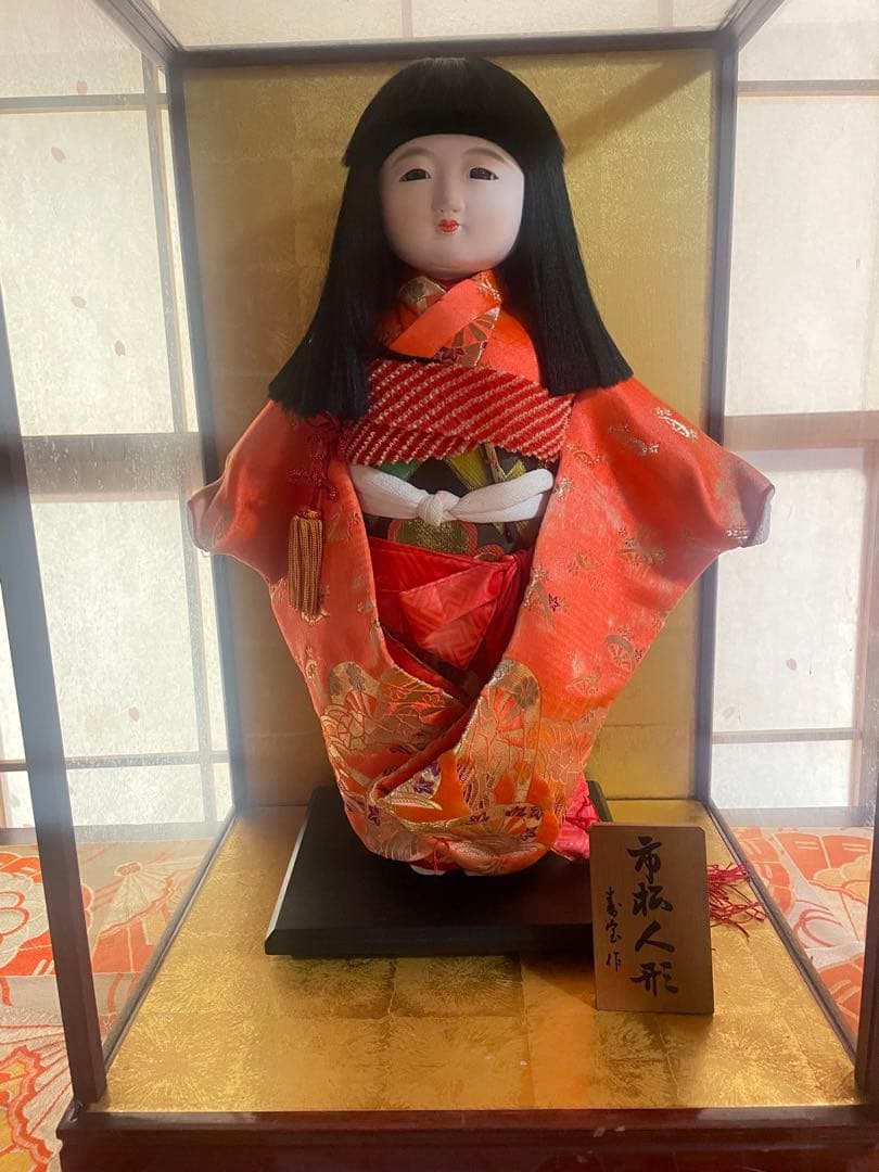 レトロ伝統的な可愛い女の子　市松人形 オレンジ着物 黒髪ガラスケース入り Amazon | 市松人形 ケース飾り コンパクト 抱き人形 松寿 8号 友禅 毬