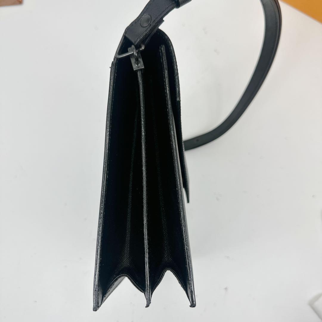 イヴサンローラン　ブラック　レザー　カサンドラロゴ　ワンショルダーバッグ　黒