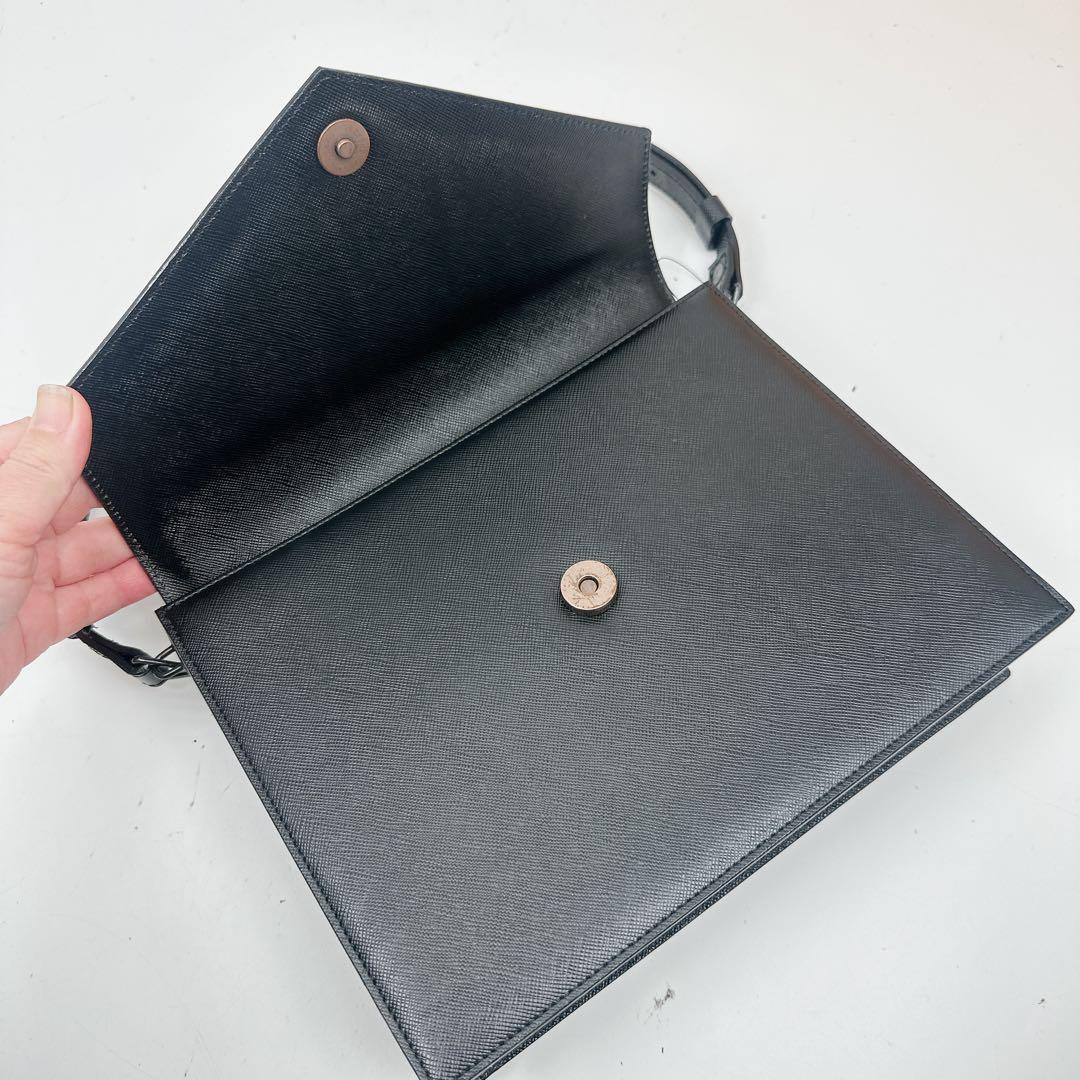 イヴサンローラン　ブラック　レザー　カサンドラロゴ　ワンショルダーバッグ　黒