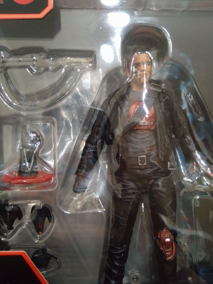 MAFEX T-800 (T2：BATTLE DAMAGE Ver.)