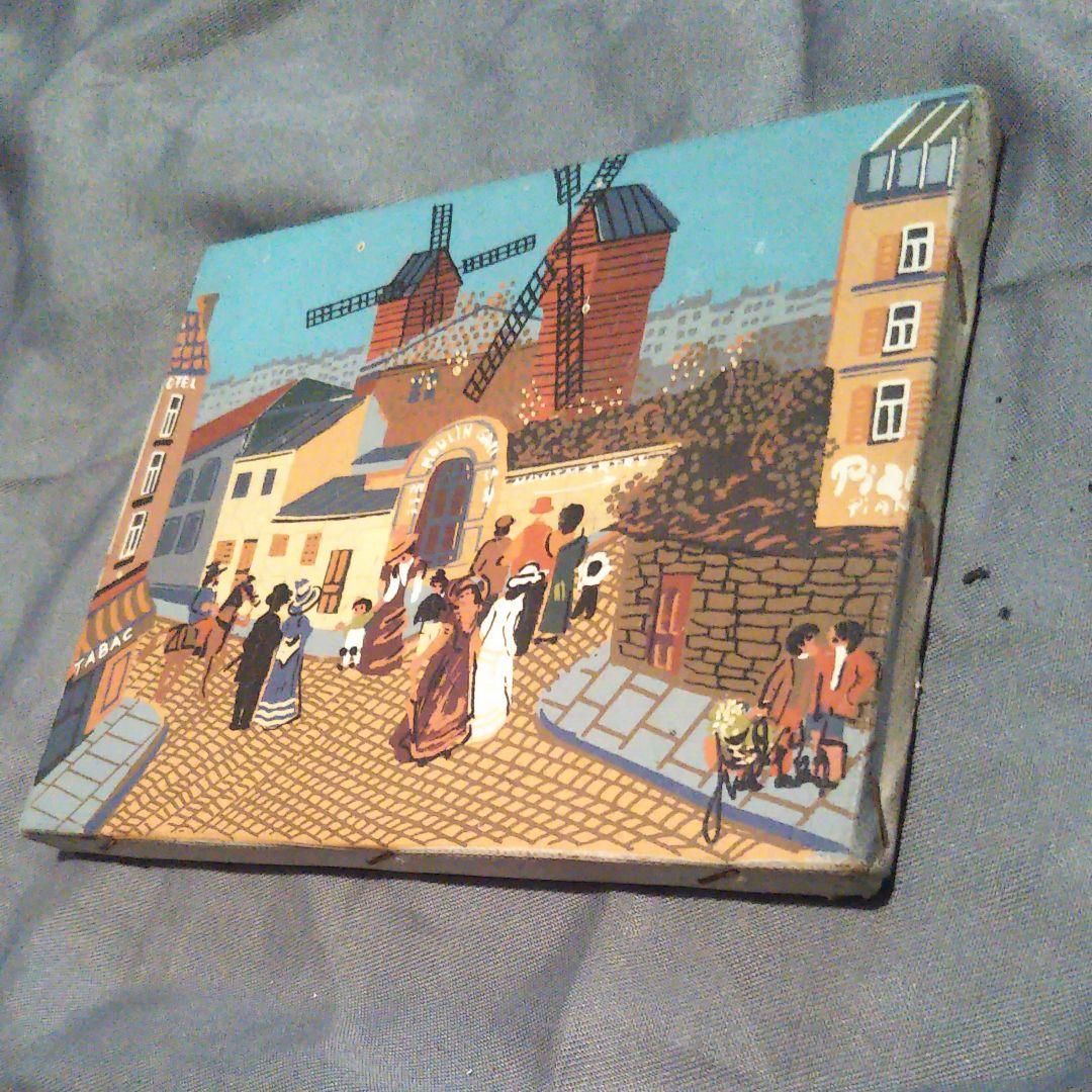 フランス　パリ　モンマルトルの風景　喫茶店で人気　セーヌ川沿い販売店で購入