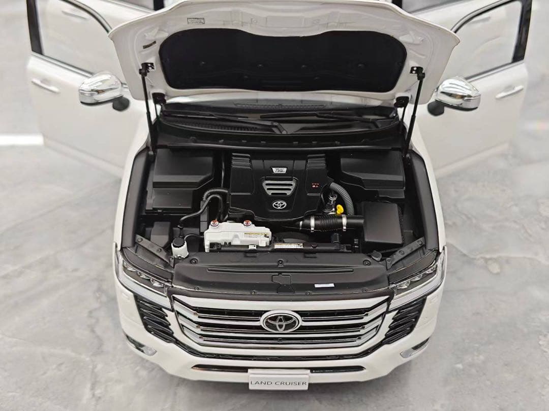 新発売 LCD 1/18 トヨタ ランドクルーザー LC300 ZX ミニカー