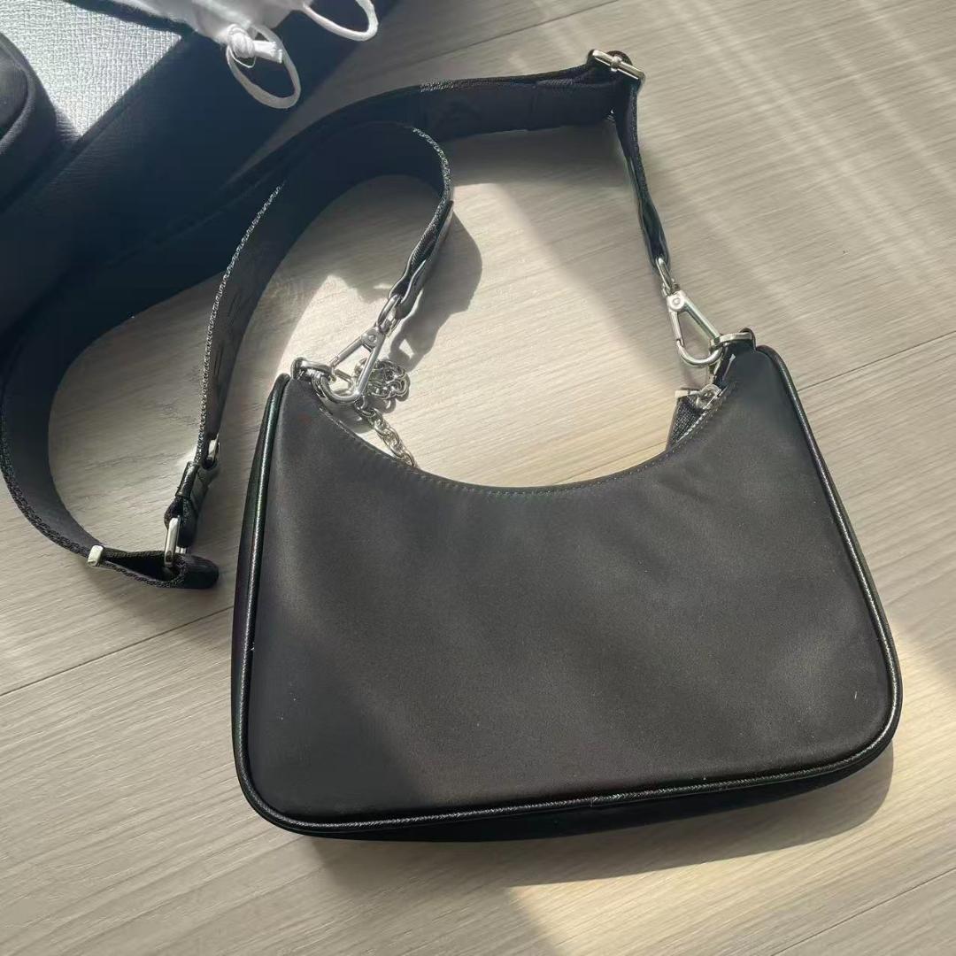 プラダ Re-Edition 2005 Re-Nylon