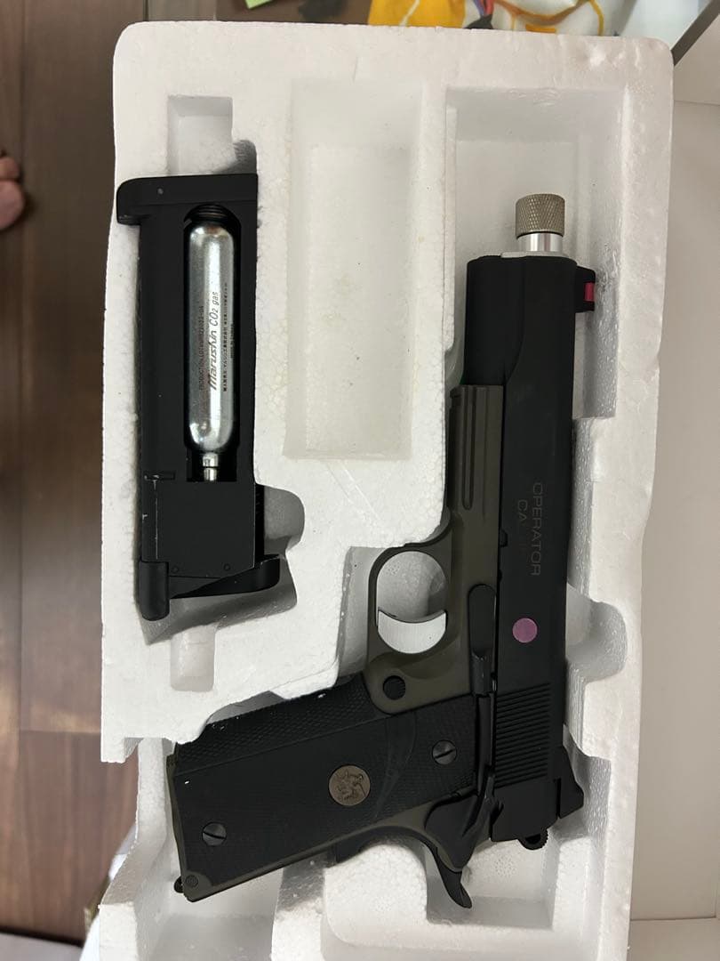 carbon8 Model.45 ガスガンCO2ボンベ、予備マガジン付き