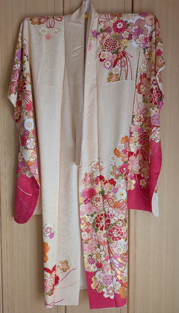 華やかでかわいい花柄 クリームピンクの振袖と小物フルセット バック