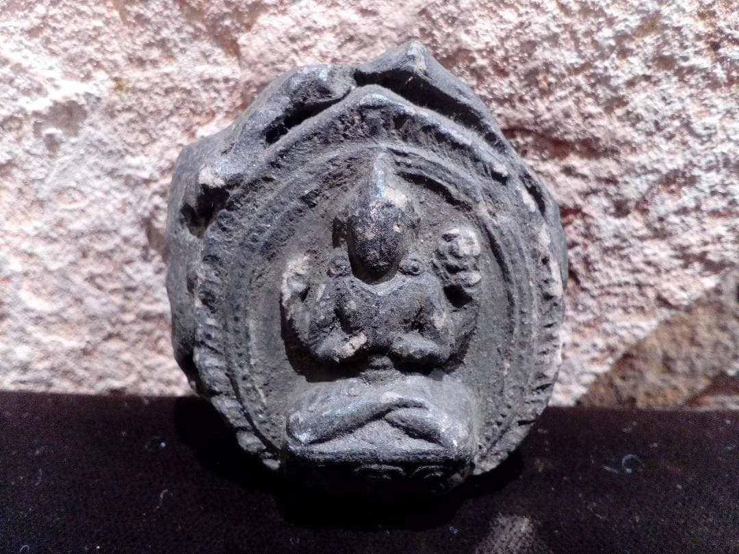 古い！おそらく出土品タイ国時代小仏像御守りプラクルアン陶器製当時物