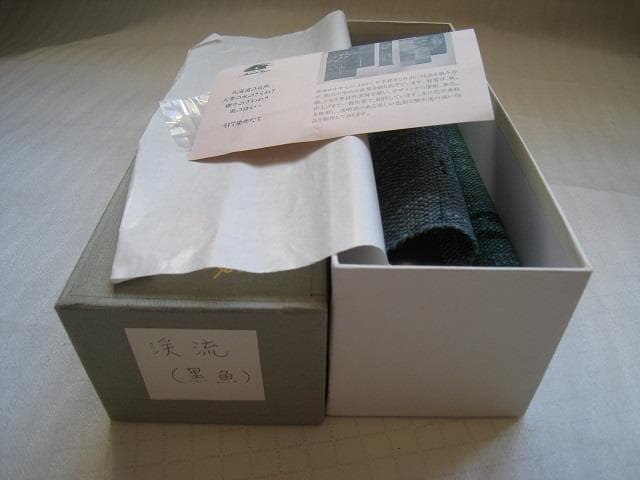 型染めのタベストリー「渓流」 掛け軸 黒魚