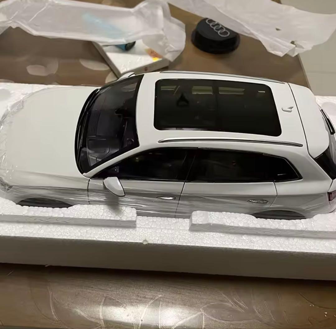 Audi Q5 1/18 ダイキャストモデル ホワイトミニカー