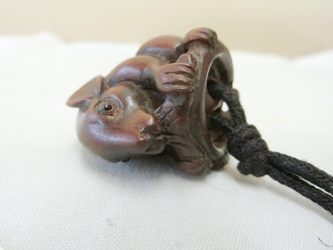 日本の美術工芸品！【根付 木製 リス ネズミ 木彫・W・提げ物 骨董古美術】