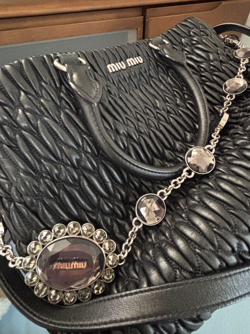 miumiuマテラッセ ナッパクリスタル ブラック