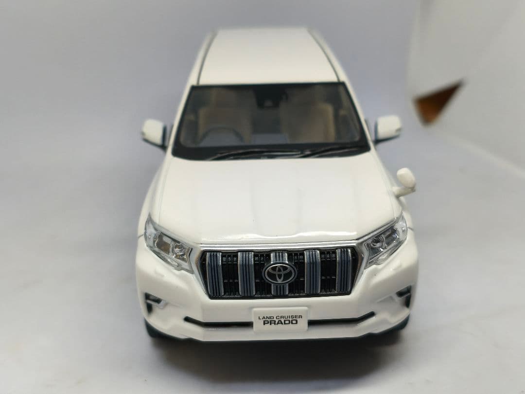 トヨタ ランドクルーザー プラド 1/30　カラーサンプル　色見本　ミニカー　白