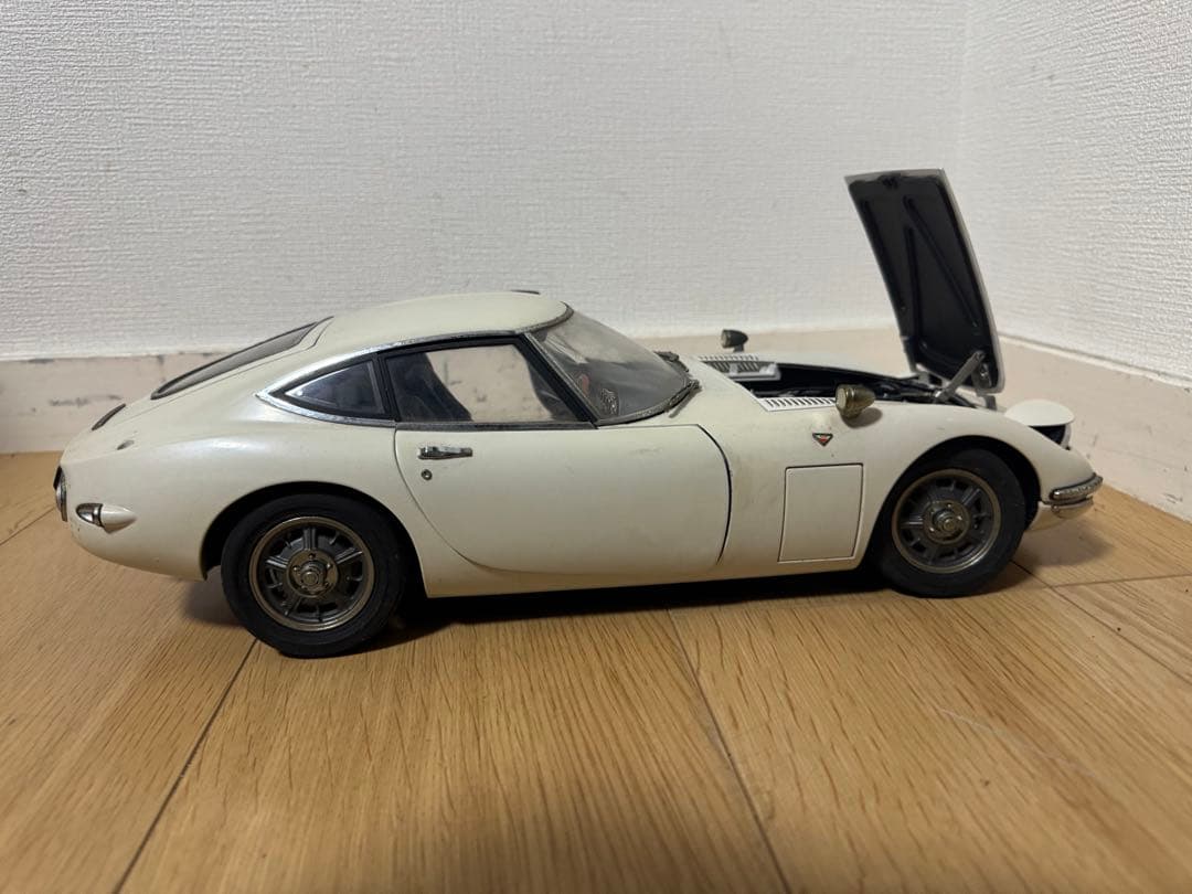 デアゴスティーニ 1/10 トヨタ 2000GT ホワイト エンブレム付き