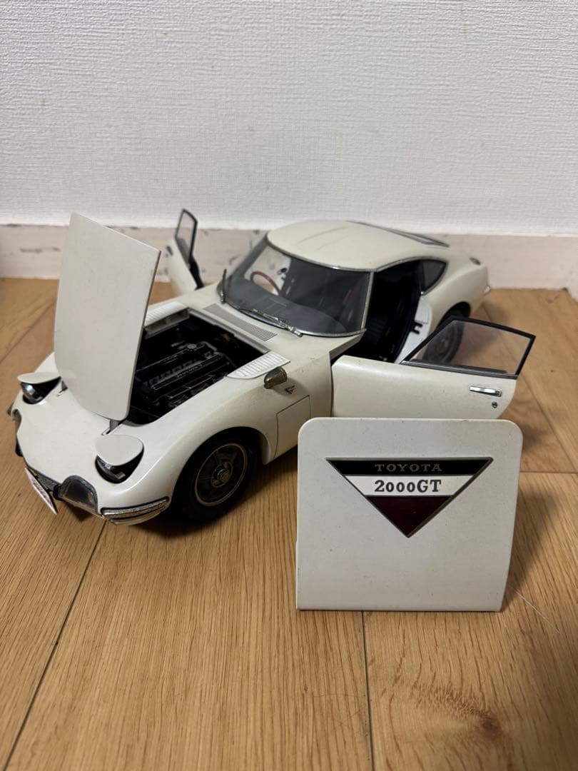 デアゴスティーニ 1/10 トヨタ 2000GT ホワイト エンブレム付き