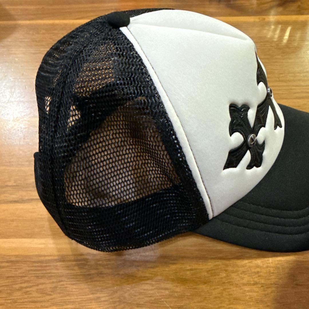 クロス刺繍トラッカーキャップ - メルカリ