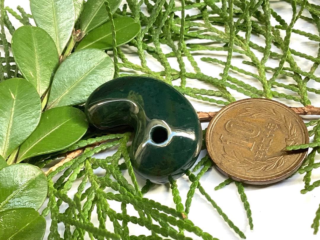 出雲石濃厚な青緑色の碧玉 希少赤斑紋点入り 鑑別書無し