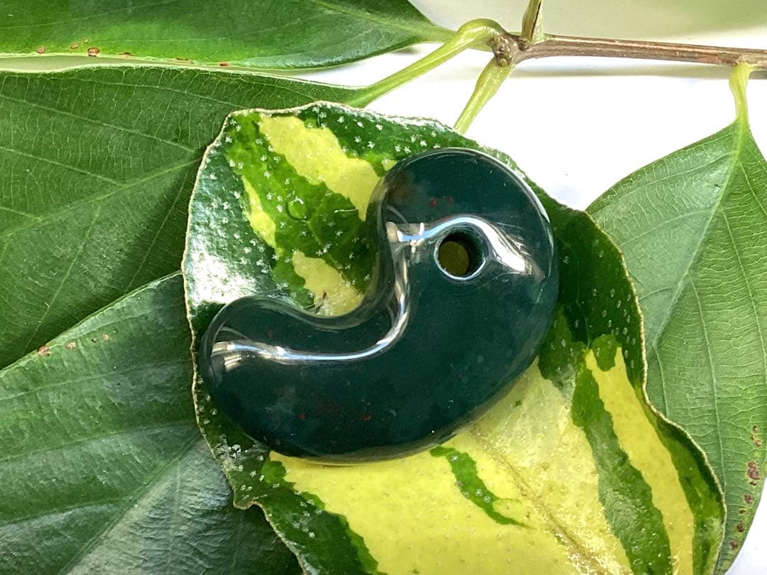 出雲石濃厚な青緑色の碧玉 希少赤斑紋点入り 鑑別書無し