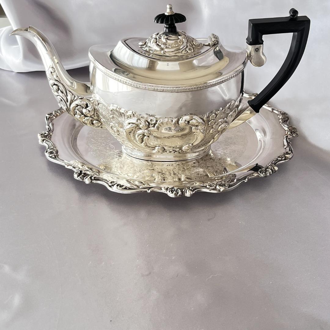 英国】 ビクトリアン エンボスのティーポット【シルバープレート】