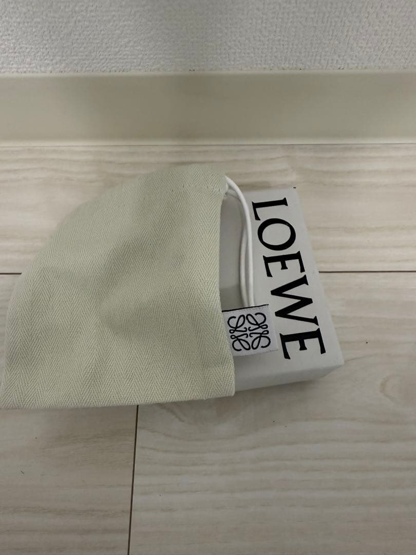 LOEWE ゴールド ロゴブローチ (箱、ポーチ付き)