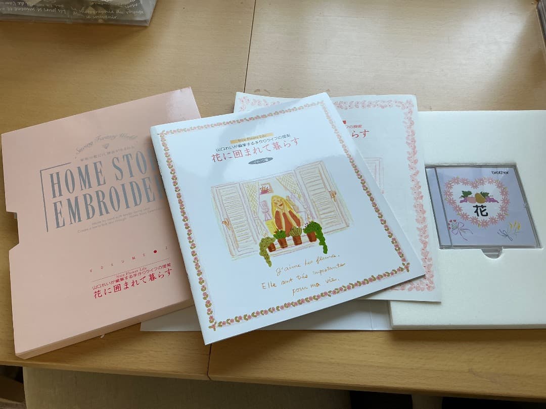 ブラザー刺繍機付きミシンの刺繍カードその他備品