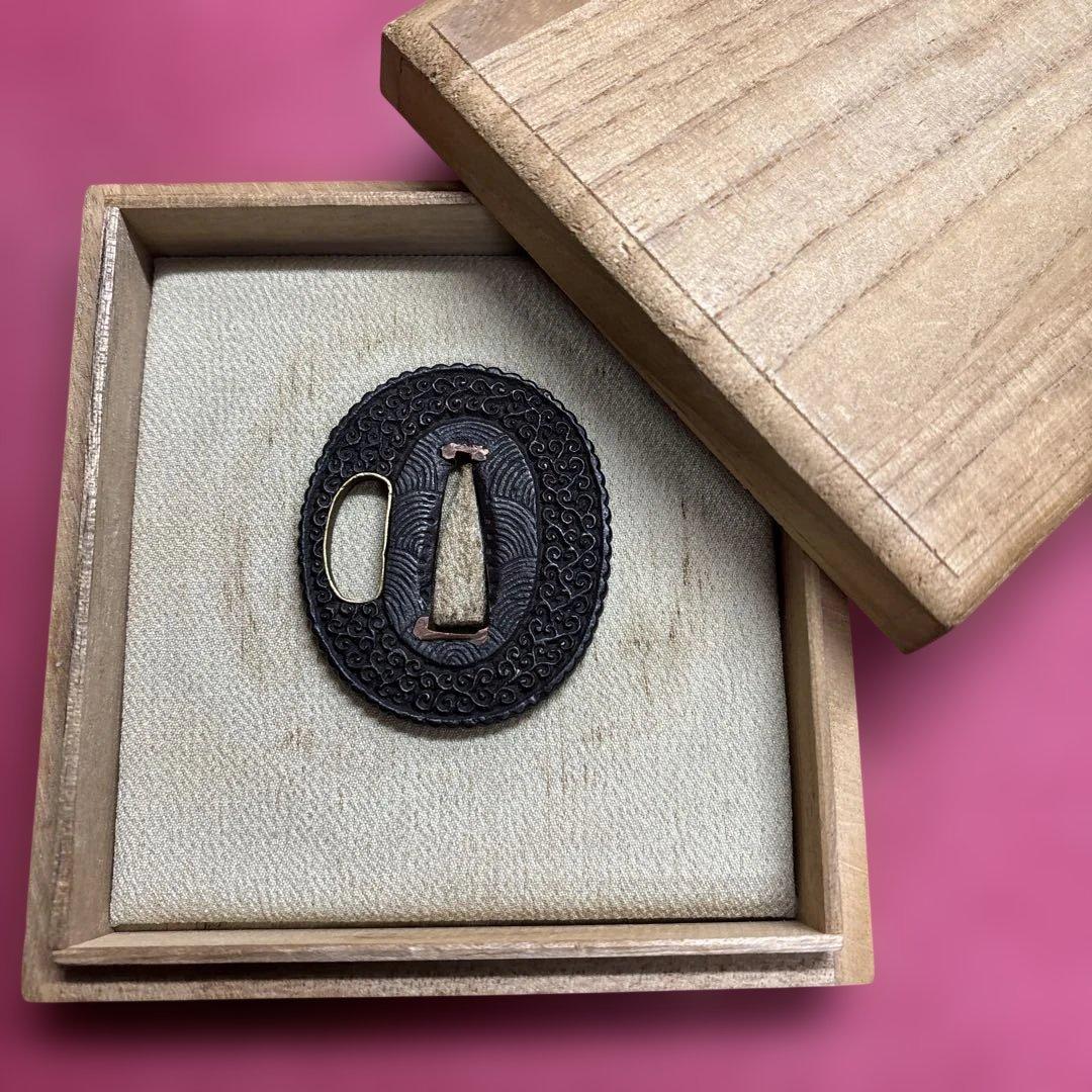 鉄鍔 波模様 木製ケース付き