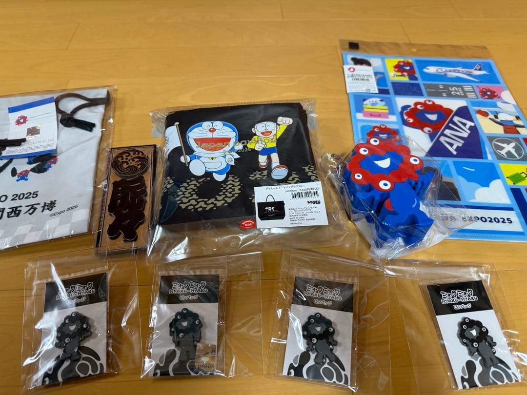 大阪万博　黒ミャクミャクピンバッジ４種　ドラえもんトートバッグ　グッズ新品未開封