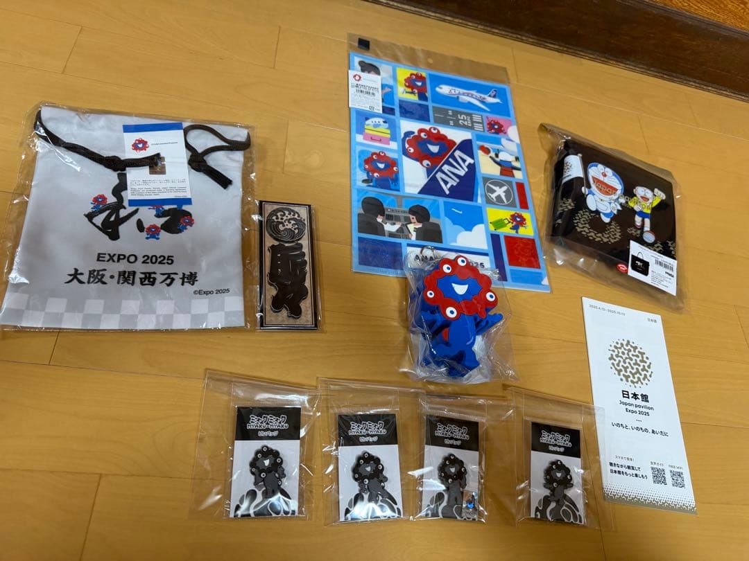 大阪万博　黒ミャクミャクピンバッジ４種　ドラえもんトートバッグ　グッズ新品未開封