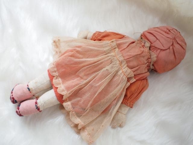 イギリスヴィンテージ＞赤いドレスの女の子ドール