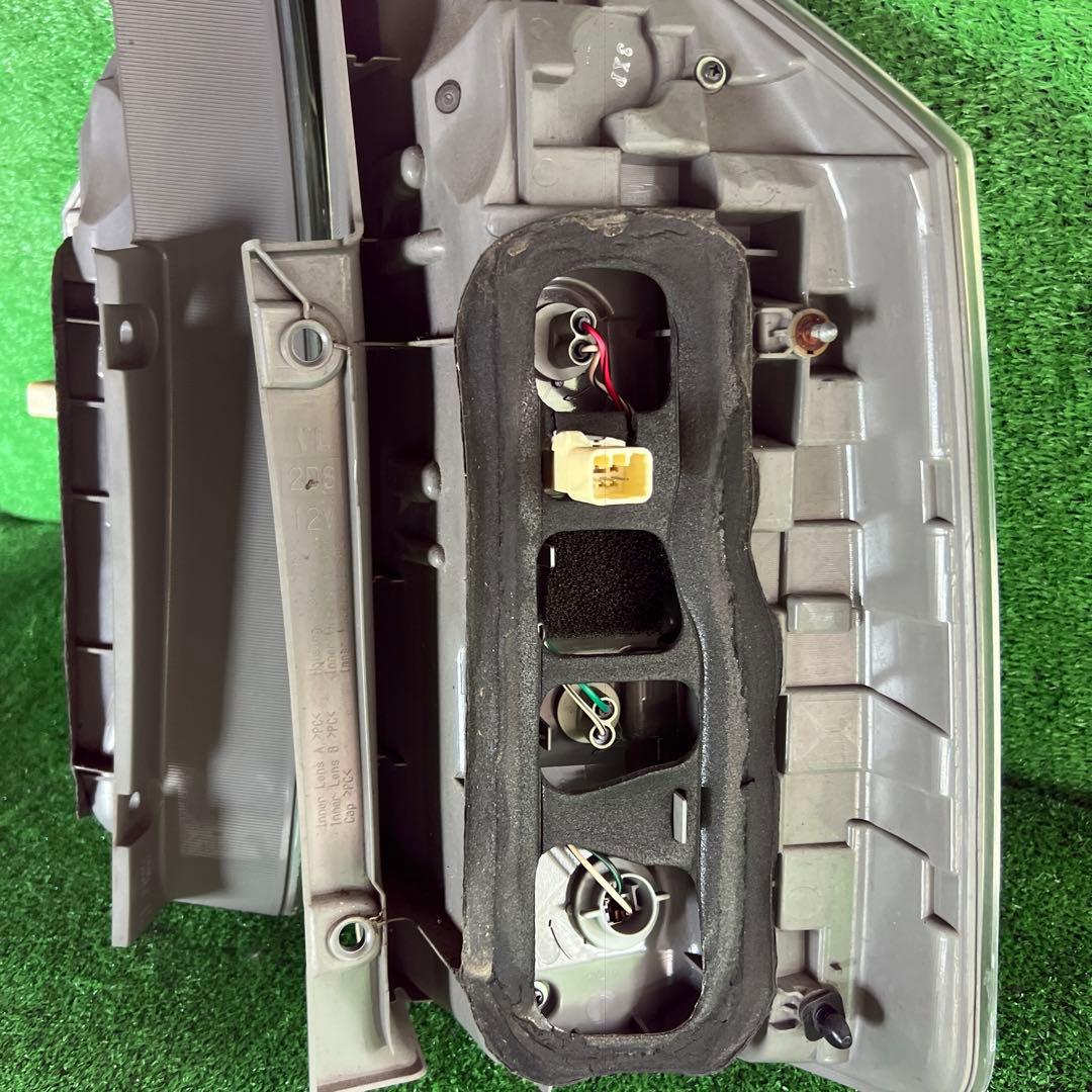 トヨタ ヴォクシーZRR70 ZRR75 テールランプセット