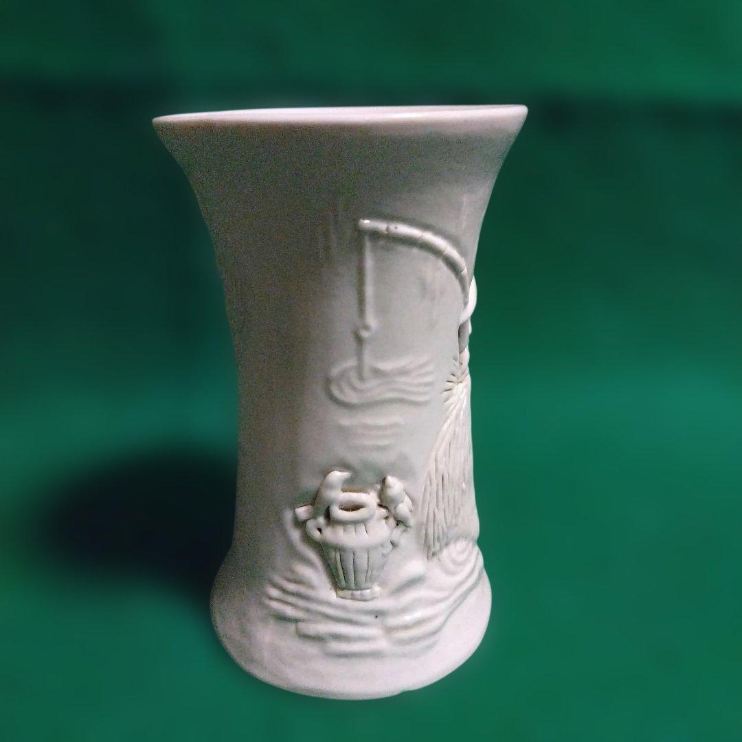 浮世絵風彫刻の陶器花瓶