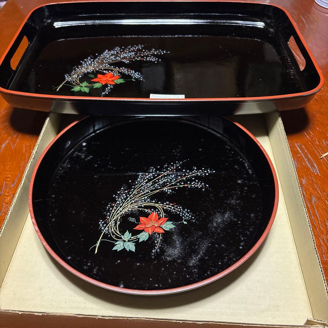 漆塗り お盆セット 長手盆 丸盆 2点 蒔絵 花柄 黒塗り 箱付き