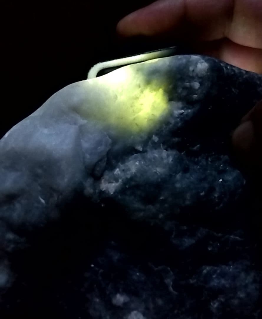 ☆翡翠原石☆糸魚川硬玉【小滝・川ズレ・ウブ2.7kg】