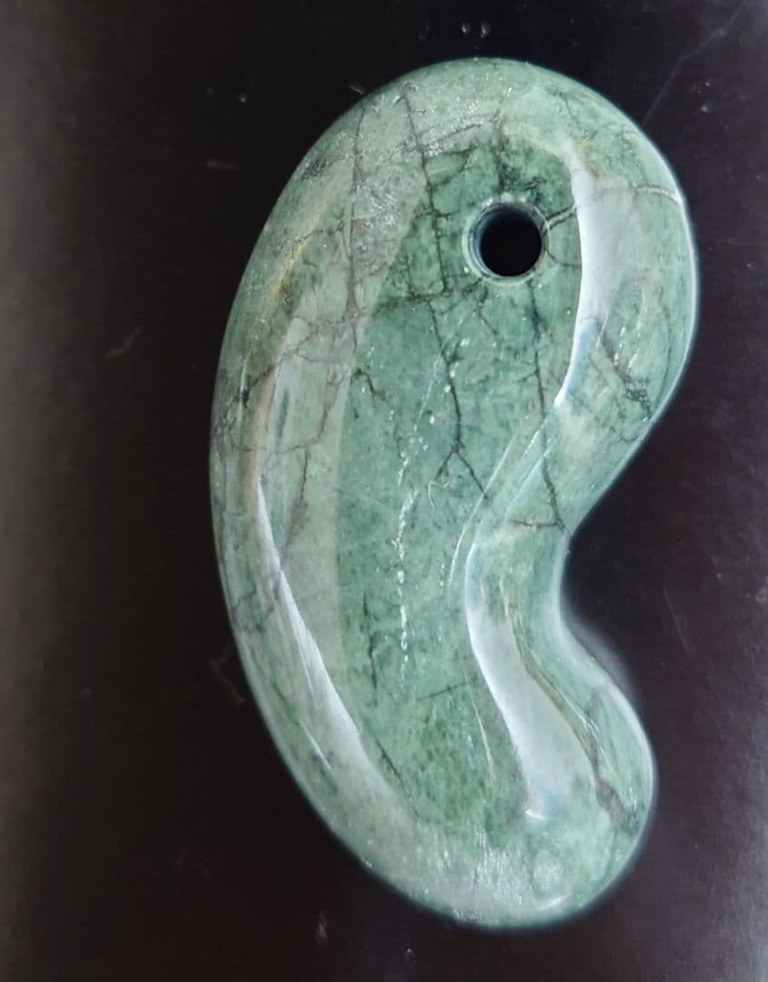 糸魚川翡翠　勾玉　希少大玉 楽天市場】【一点物】 【希少】 糸魚川翡翠 勾玉 青 濃青緑 糸魚川