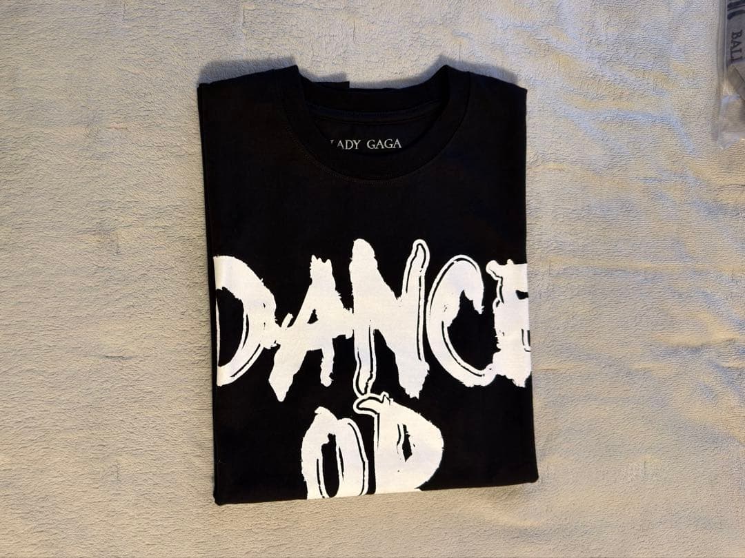 レディ・ガガ ENGLISH DATE BACK SS TEE このTシャツは英語・日本語