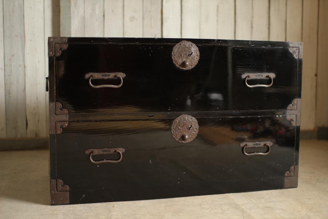 綺麗な丸金具庄内箪笥2段 漆塗りタンス 収納 古家具 古民