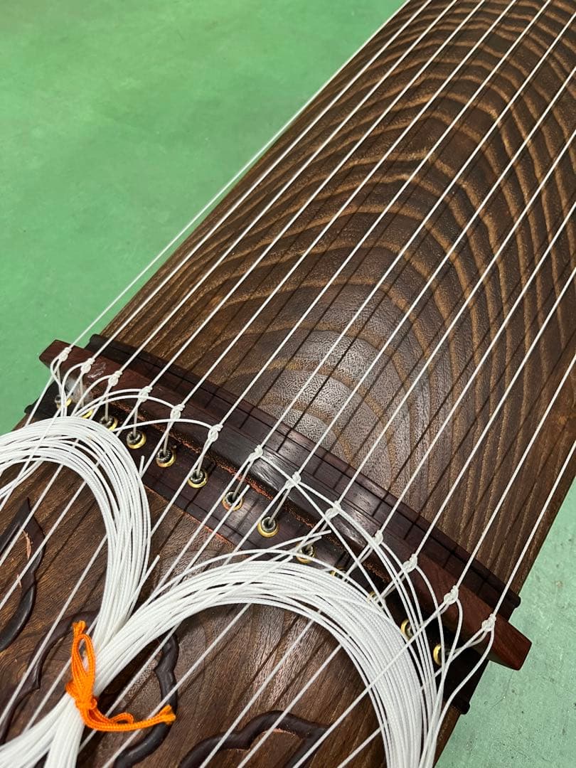 k*i様 綾杉彫 箏 (お琴) 十三絃 和楽器 美品　山有銘（くり甲　蒔絵付き k*i様 綾杉彫 箏 (お琴) 十三絃 和楽器 美品 山有銘（くり甲 蒔絵付き