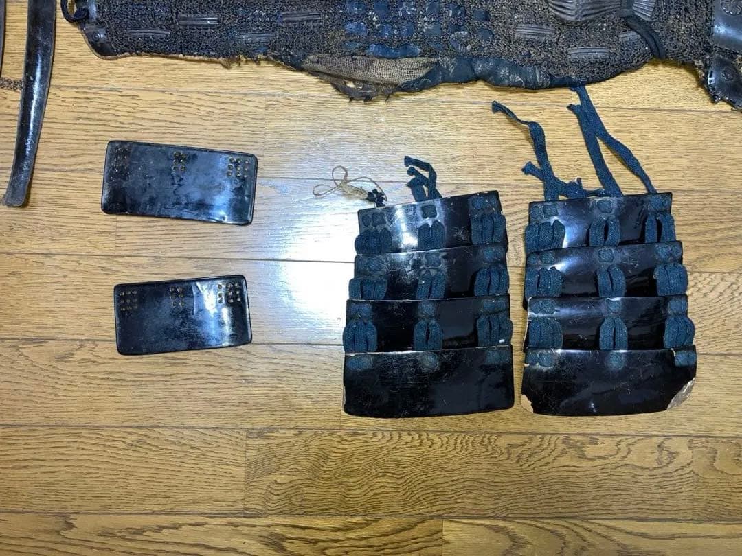 江戸期　甲冑の籠手、脛当て、草摺の部品セット